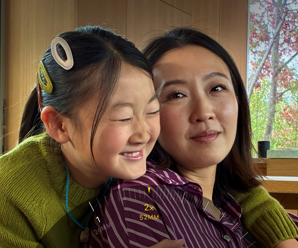 คุณสมบัติเทเลโฟโต้ 2 เท่าขณะกำลังใช้งาน, ซูมเข้าไปยังภูเขาที่ปกคลุมไปด้วยต้นไม้และพืชพรรณ