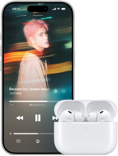 AirPods Pro 3 อยู่ในเคสชาร์จ MagSafe, iPhone 17 Pro, Apple Music เล่นเพลง Everybody Laughs โดย David Byrne และ Ghost Train Orchestra