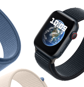 Apple Watch SE พร้อมสายแบบ Sport Loop แสดงภาพพื้นหลังดาราศาสตร์ที่แสดงให้เห็นโลก