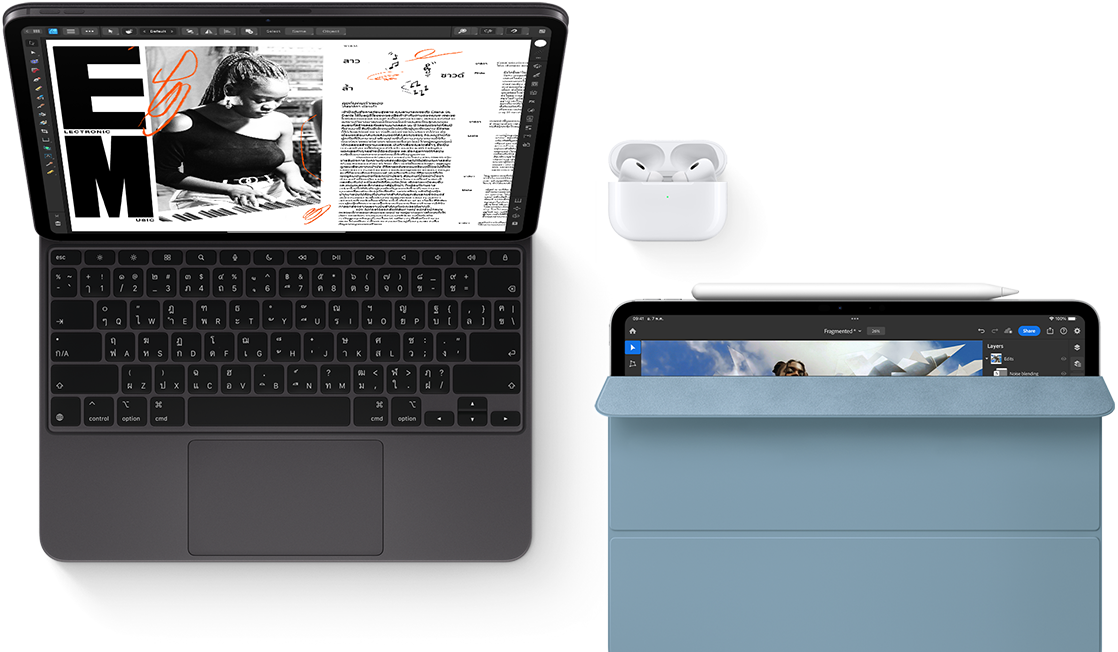 iPad Pro พร้อม Magic Keyboard และ AirPods Pro กับ iPad อีกเครื่องหนึ่งพร้อม Apple Pencil และ Smart Folio