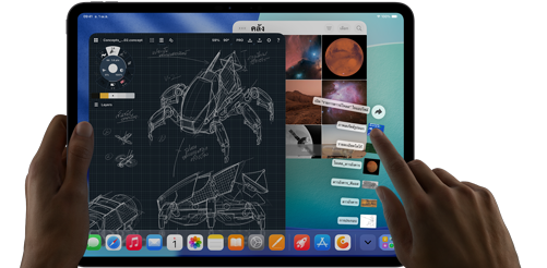 Pad Pro สีดำสเปซแบล็ค มือซ้ายถืออุปกรณ์ มือขวาใช้คำสั่งนิ้วการชี้เพื่อปรับแต่งหน้าต่างหลายแอปที่เปิดอยู่ซึ่งมีทั้งแอปวาดภาพที่มีภาพสเก็ตช์การออกแบบทางกลไก คลังรูปภาพของดาวเคราะห์และภาพอวกาศ รวมถึงโฟลเดอร์ดาวน์โหลดที่กางออกแบบพัด
