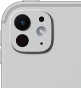 ตัวเครื่องภายนอกด้านหลังของ iPad Pro สีเงิน แสดงระบบกล้องระดับโปรที่ประกอบด้วยเลนส์ 5 ชิ้น และแฟลช True Tone ที่ปรับตามสภาวะ