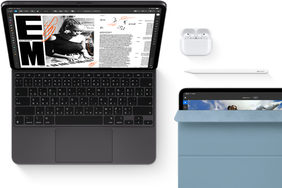 iPad Pro ที่ติดเข้ากับ Magic Keyboard, ตัวเครื่องภายนอกด้านหน้า, สีดำสเปซแบล็ค, มุมมน, ขอบจอภาพสีดำ, เปิดกางอยู่, จอภาพแสดงแอปแก้ไขบทความที่มีข้อความและภาพถ่ายของผู้หญิงคนหนึ่งกำลังเล่นเพลง, AirPods 4 ในเคสที่เปิดกางอยู่, ปก Smart Folio สีฟ้าบน iPad Pro ที่มี Apple Pencil Pro วางอยู่ด้านบนสุดของอุปกรณ์, ปกเปิดกางอยู่เล็กน้อยเผยให้เห็นจอภาพ