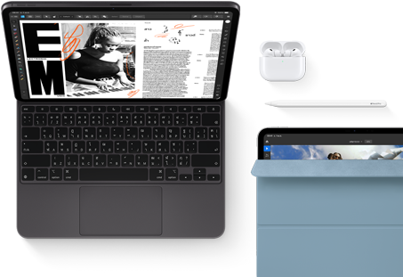 iPad Pro ที่ติดเข้ากับ Magic Keyboard, ตัวเครื่องภายนอกด้านหน้า, สีดำสเปซแบล็ค, มุมมน, ขอบจอภาพสีดำ, เปิดกางอยู่, จอภาพแสดงแอปแก้ไขบทความที่มีข้อความและภาพถ่ายของผู้หญิงคนหนึ่งกำลังเล่นเพลง, AirPods 4 ในเคสที่เปิดกางอยู่, ปก Smart Folio สีฟ้าบน iPad Pro ที่มี Apple Pencil Pro วางอยู่ด้านบนสุดของอุปกรณ์, ปกเปิดกางอยู่เล็กน้อยเผยให้เห็นจอภาพ