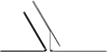 อุปกรณ์ iPad Pro จำนวน 2 เครื่องที่ติดเข้ากับ Magic Keyboard, ตัวเครื่องภายนอกด้านข้าง, รูปทรงที่บาง, สีดำสเปซแบล็ค พร้อมลำโพงและพอร์ต USB-C, เอียงเปิดครึ่งหนึ่ง, สีเงิน, เปิดกางอยู่, เอียงไปด้านหลังเพื่อแสดงดีไซน์แบบยกลอยที่ปรับเอนได้ของคีย์บอร์ด, ลำโพง และไมโครโฟน