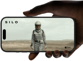 มือที่ถือ iPhone 17 Pro, [NDA], แนวนอน, การเล่นวิดีโอบนจอภาพแบบหน้าจอทั้งหมดแสดงให้เห็นระยะเวลาการใช้งานแบตเตอรี่