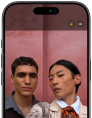หน้าจอด้านหน้าของ iPhone 17 Pro แสดงคุณสมบัติจัดให้อยู่ตรงกลางสำหรับภาพถ่ายและวิธีถ่ายเซลฟี่ของคนกลุ่มหนึ่ง​ โดยมีการไฮไลท์ใบหน้าของผู้คนเหล่านั้น