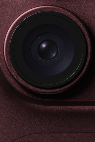 เลนส์ที่ปรับรูรับแสงได้ของกล้องหลักแสดงอยู่บน iPhone 18 Pro สีเบอร์กันดี