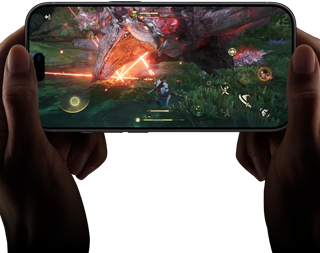 iPhone 18 Pro, ภายนอกด้านหน้า, แสดงความสามารถด้านประสิทธิภาพของชิป A20 Pro พร้อมฉากจากเกม Monster Hunter Outlanders