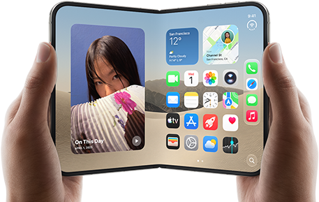 iPhone Duo, สีสตาร์ไวท์, ถืออยู่ในมือสองข้างในแนวนอน, กางเปิดอยู่, หน้าจอด้านในแสดงรูปภาพทางด้านซ้าย, แอปทางด้านขวา