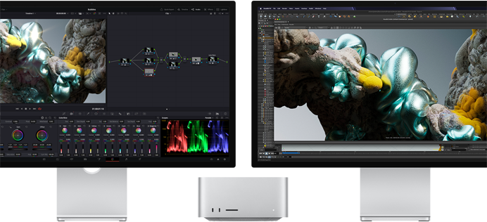 จอภาพ Studio Display และ Studio Display XDR โดยวางอยู่ด้านข้างของ Mac Studio แต่ละข้าง, แสดงพื้นที่ทำงานของศิลปิน พร้อมซอฟต์แวร์และเครื่องมือสร้างโมเดล 3D