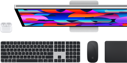 คอลเลกชั่นอุปกรณ์เสริมและอุปกรณ์ต่างๆ ซึ่งรวมถึง AirPods, Magic Keyboard พร้อม Touch ID, Magic Mouse, Magic Trackpad, Studio Display