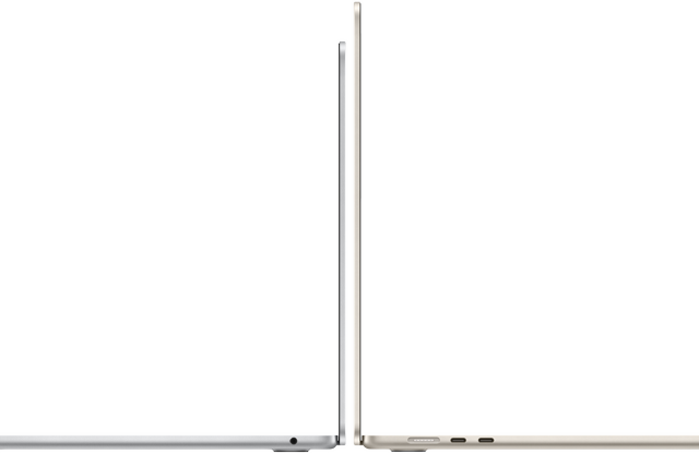 มุมมองด้านข้างของ MacBook Air รุ่น 13 นิ้ว และ 15 นิ้ว สีเงินและสีสตาร์ไลท์ที่เปิดกางอยู่และวางหันหลังชนกัน